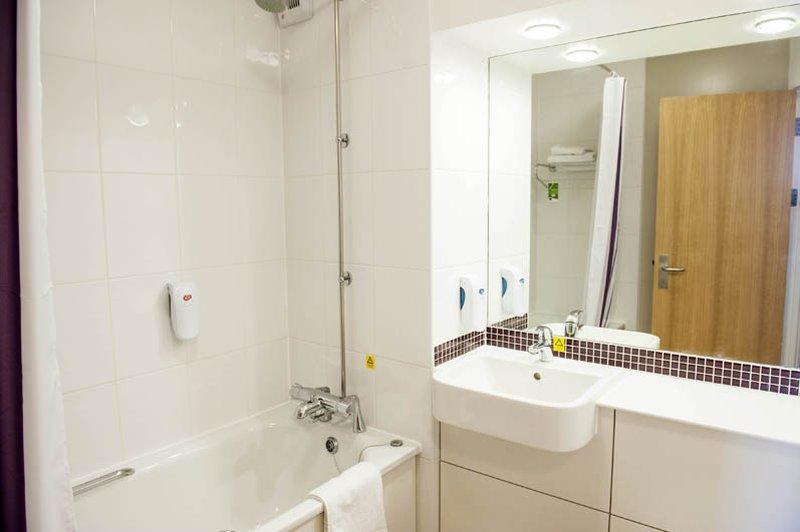 Premier Inn Cardiff West Экстерьер фото