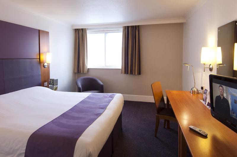 Premier Inn Cardiff West Экстерьер фото